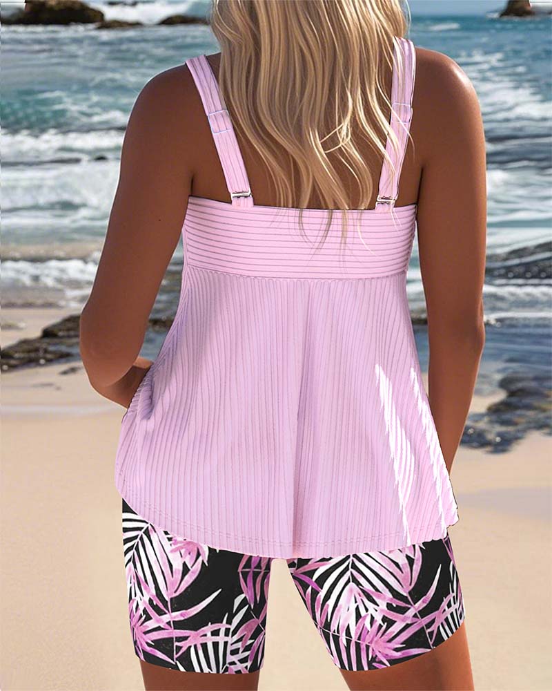 Gestreifter Tankini mit bedrucktem Oberteil und passender Strandshort" 

Rewritten: "Gestreifter Tankini mit dekorativem Oberteil und passender Strandshort