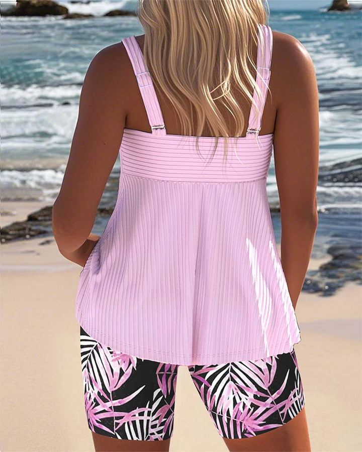 Gestreifter Tankini mit bedrucktem Oberteil und passender Strandshort" 

Rewritten: "Gestreifter Tankini mit dekorativem Oberteil und passender Strandshort