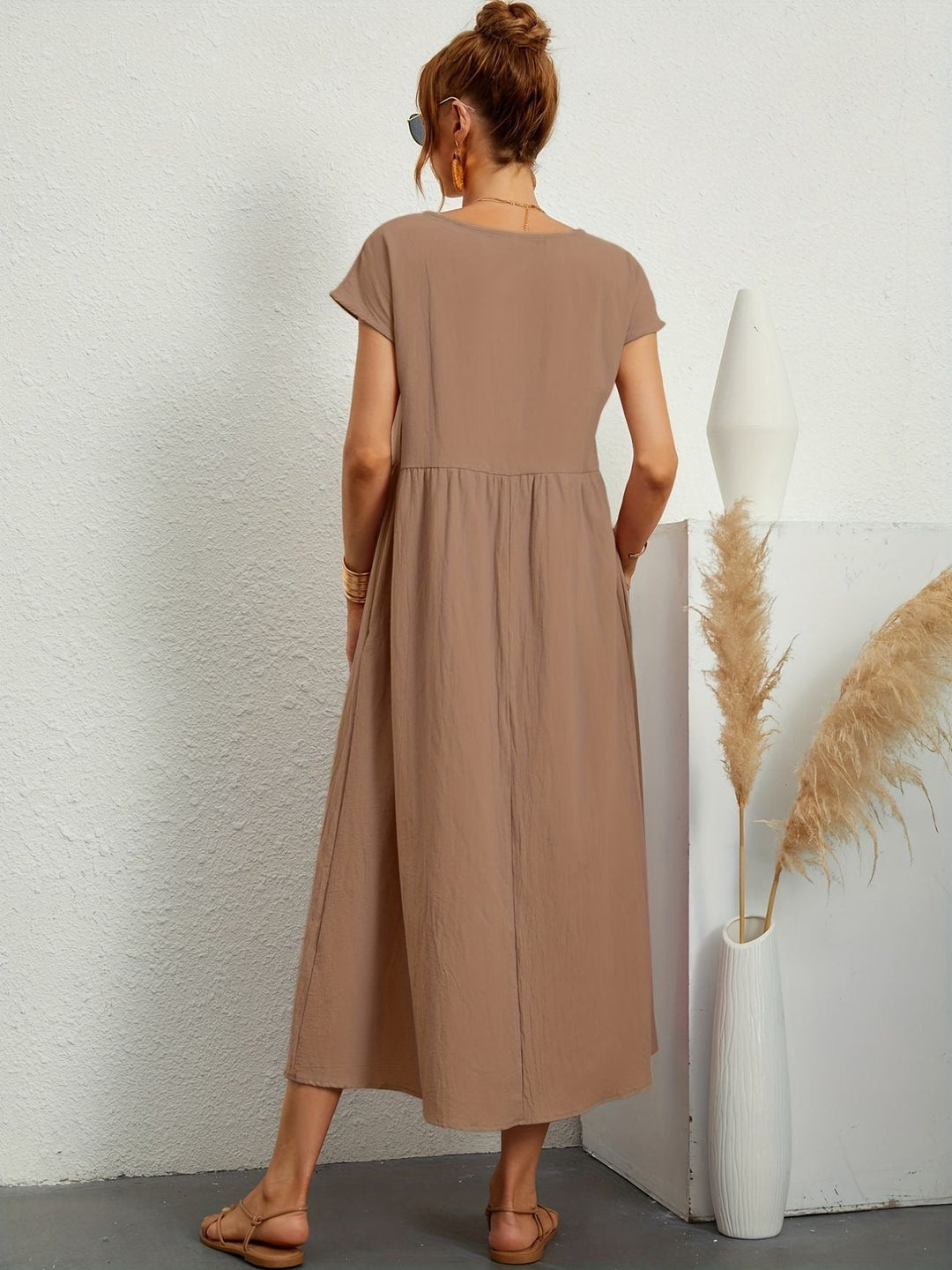"Kimber - Midi-Relaxed Kleid mit Rundhalsausschnitt" could be rewritten as "Kimber - Midi-Relaxed Kleid mit Rundhalsdesign".