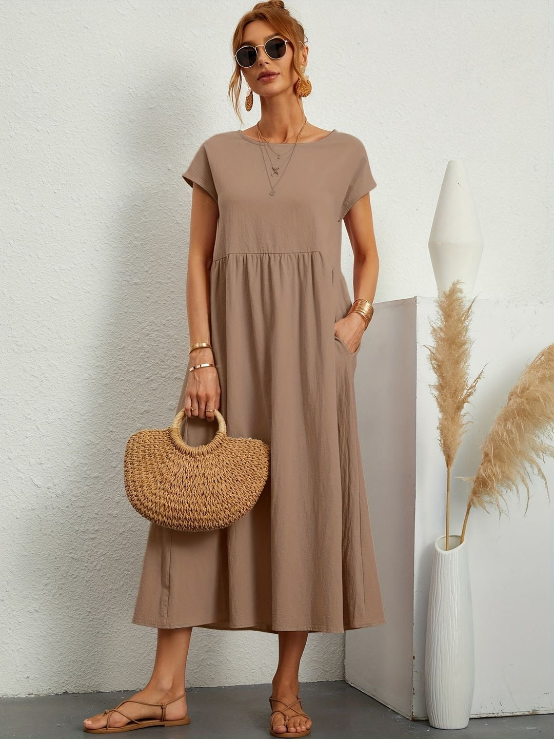 "Kimber - Midi-Relaxed Kleid mit Rundhalsausschnitt" could be rewritten as "Kimber - Midi-Relaxed Kleid mit Rundhalsdesign".