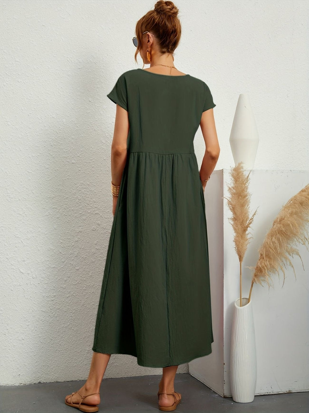 "Kimber - Midi-Relaxed Kleid mit Rundhalsausschnitt" could be rewritten as "Kimber - Midi-Relaxed Kleid mit Rundhalsdesign".