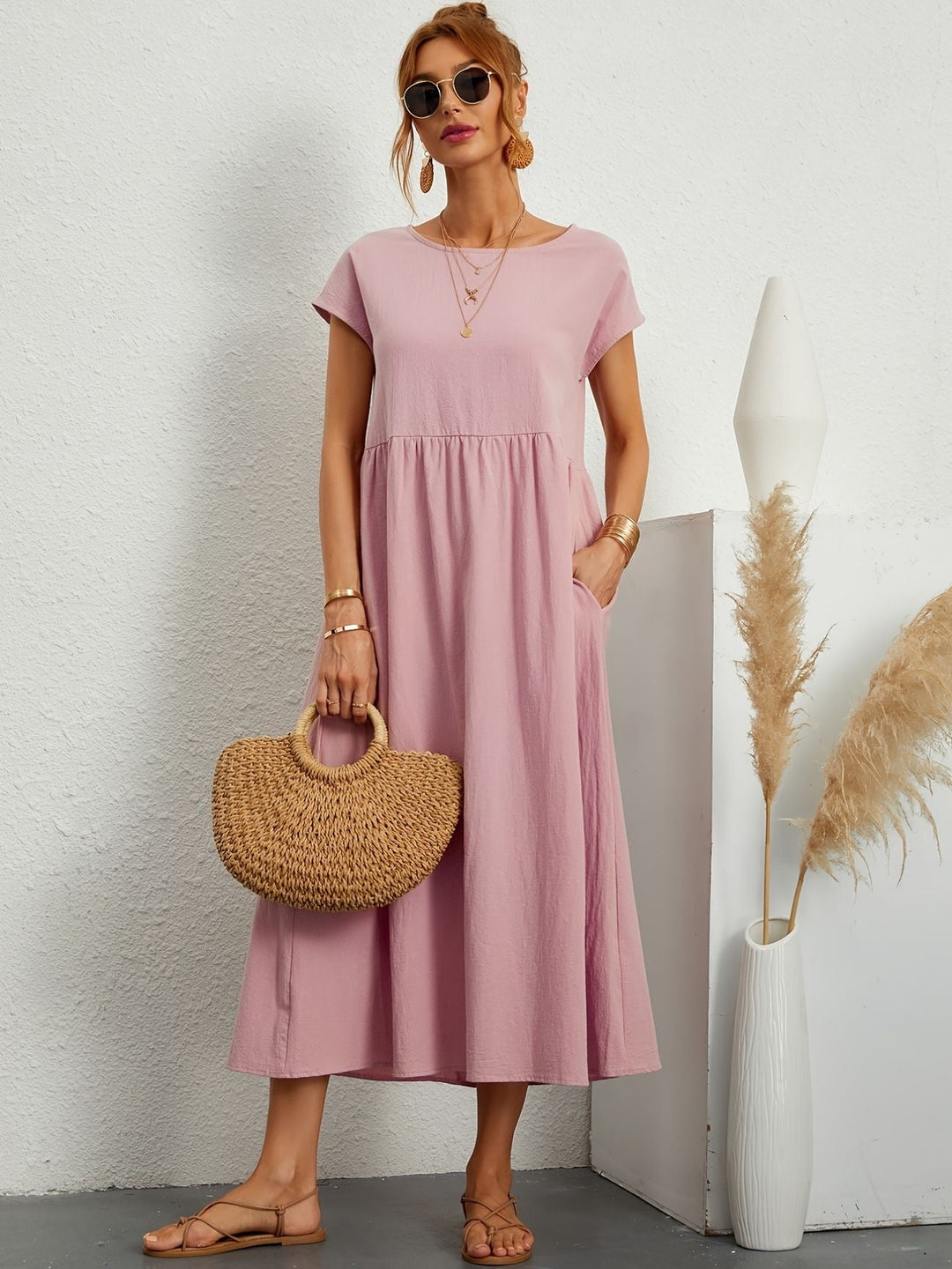 "Kimber - Midi-Relaxed Kleid mit Rundhalsausschnitt" could be rewritten as "Kimber - Midi-Relaxed Kleid mit Rundhalsdesign".