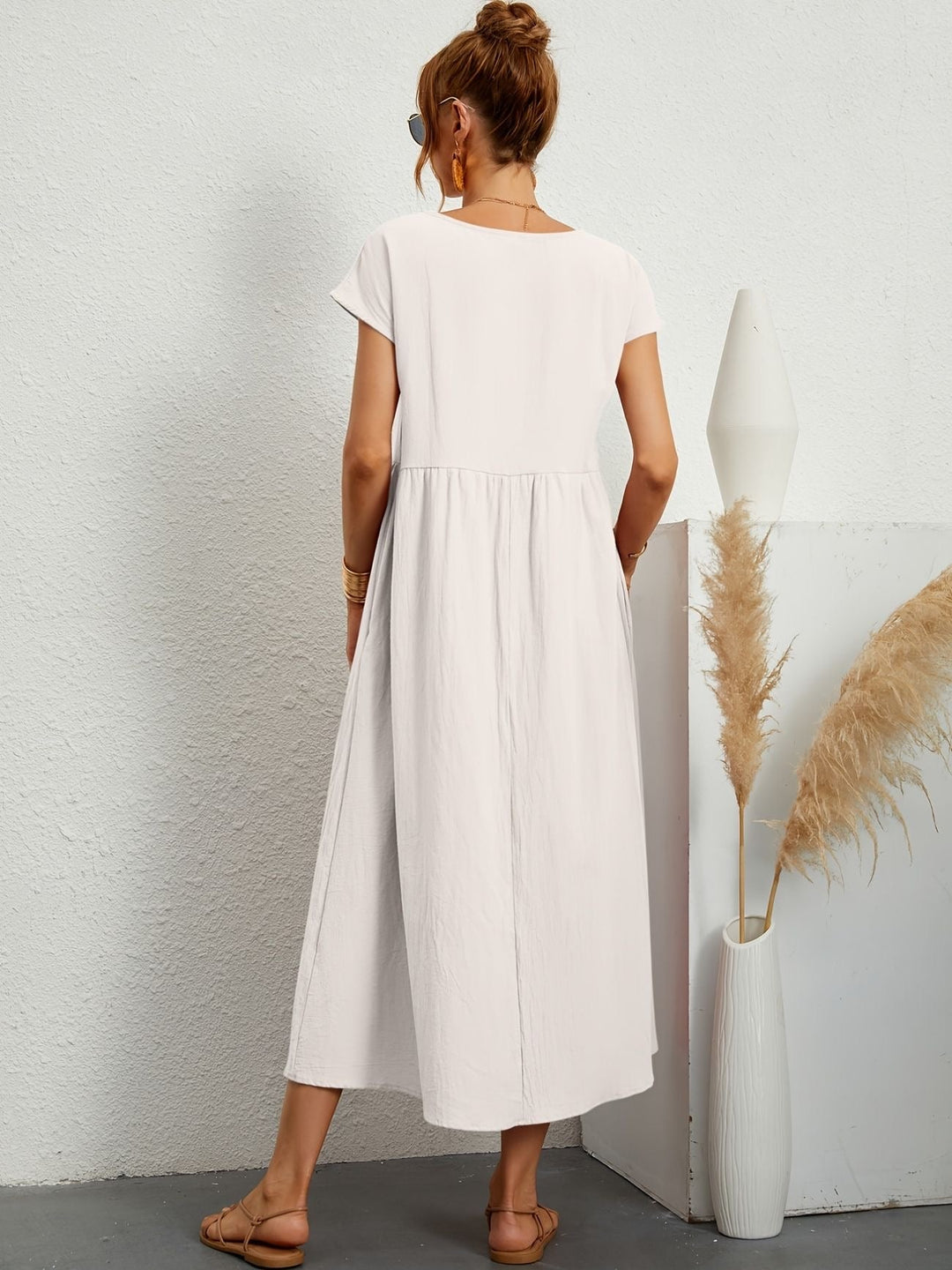 "Kimber - Midi-Relaxed Kleid mit Rundhalsausschnitt" could be rewritten as "Kimber - Midi-Relaxed Kleid mit Rundhalsdesign".