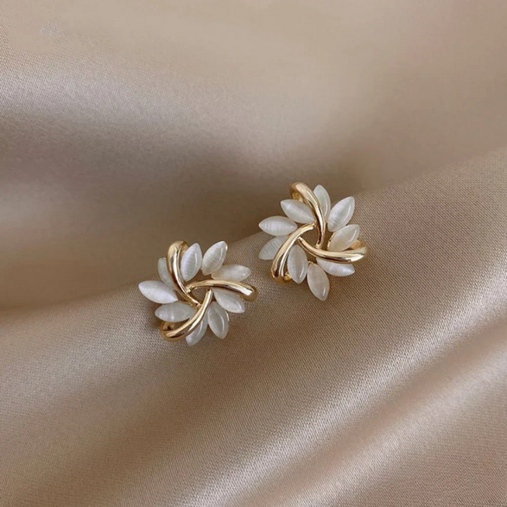 Elegante og Eksklusive Opal Petal Circle Stud Øreringe i Guld