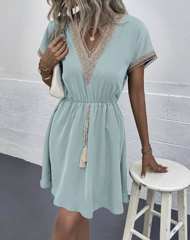 Josephine - Boho-Chic Kleid mit V-Ausschnitt und Taillengürtel
