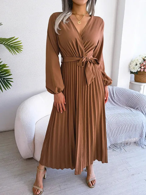 Azara - Elegantes Maxikleid mit Falten und Spitzenakzenten