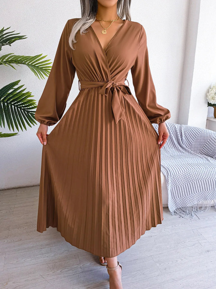 Azara - Elegantes Maxikleid mit Falten und Spitzenakzenten