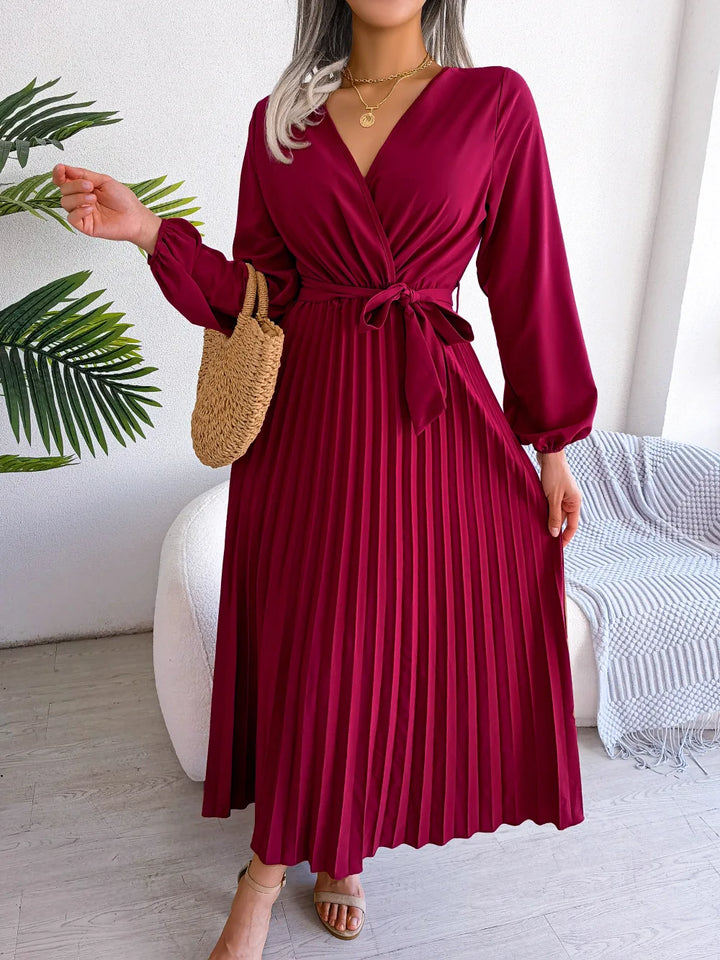 Azara - Elegantes Maxikleid mit Falten und Spitzenakzenten