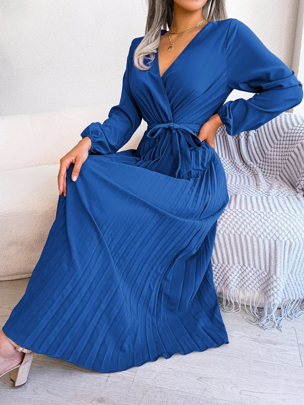 Azara - Elegantes Maxikleid mit Falten und Spitzenakzenten