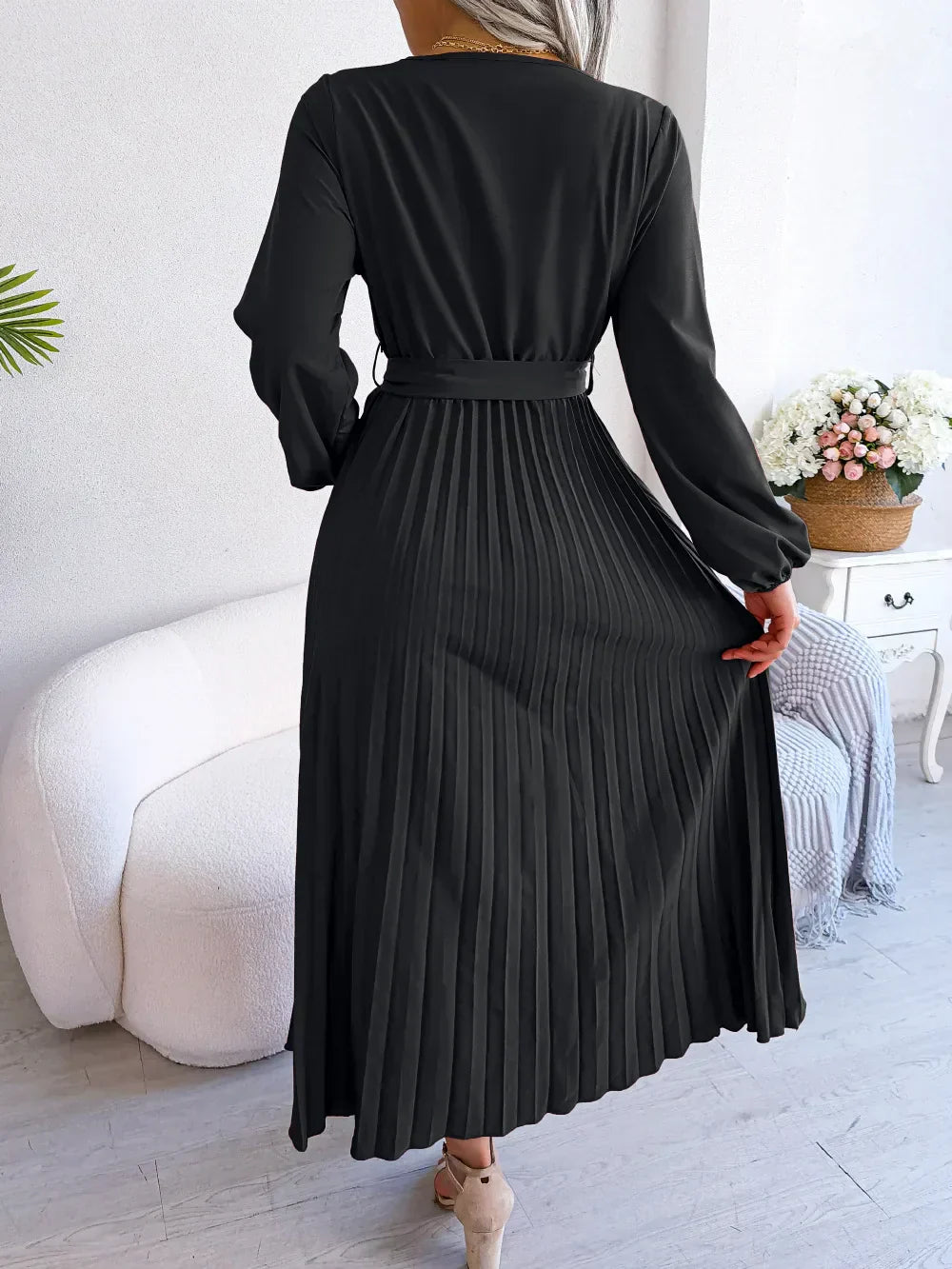 Azara - Elegantes Maxikleid mit Falten und Spitzenakzenten