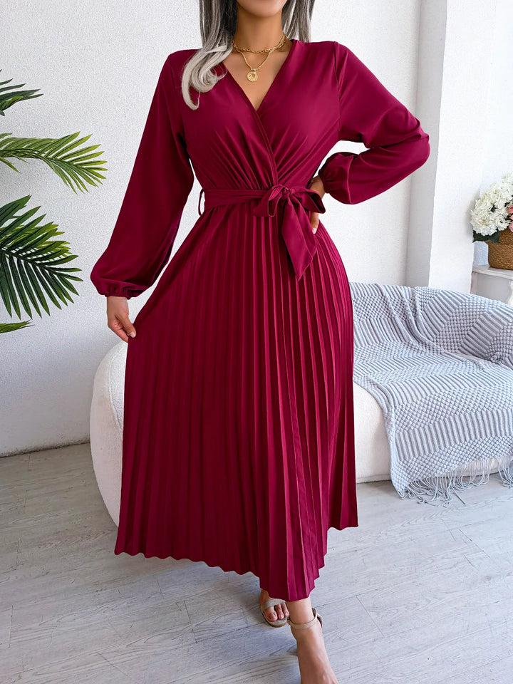 Azara - Elegantes Maxikleid mit Falten und Spitzenakzenten
